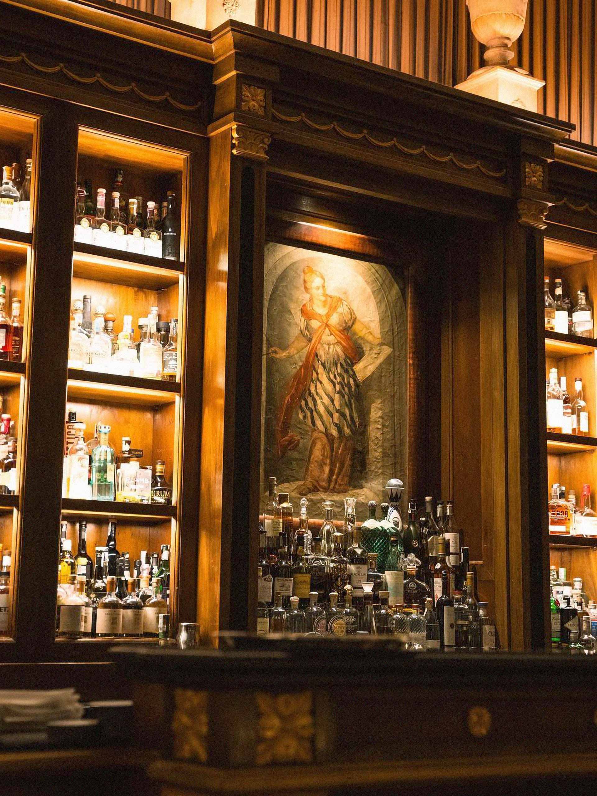 eat-four-seasons Image: Atrium bar at Four Seasons Hotel