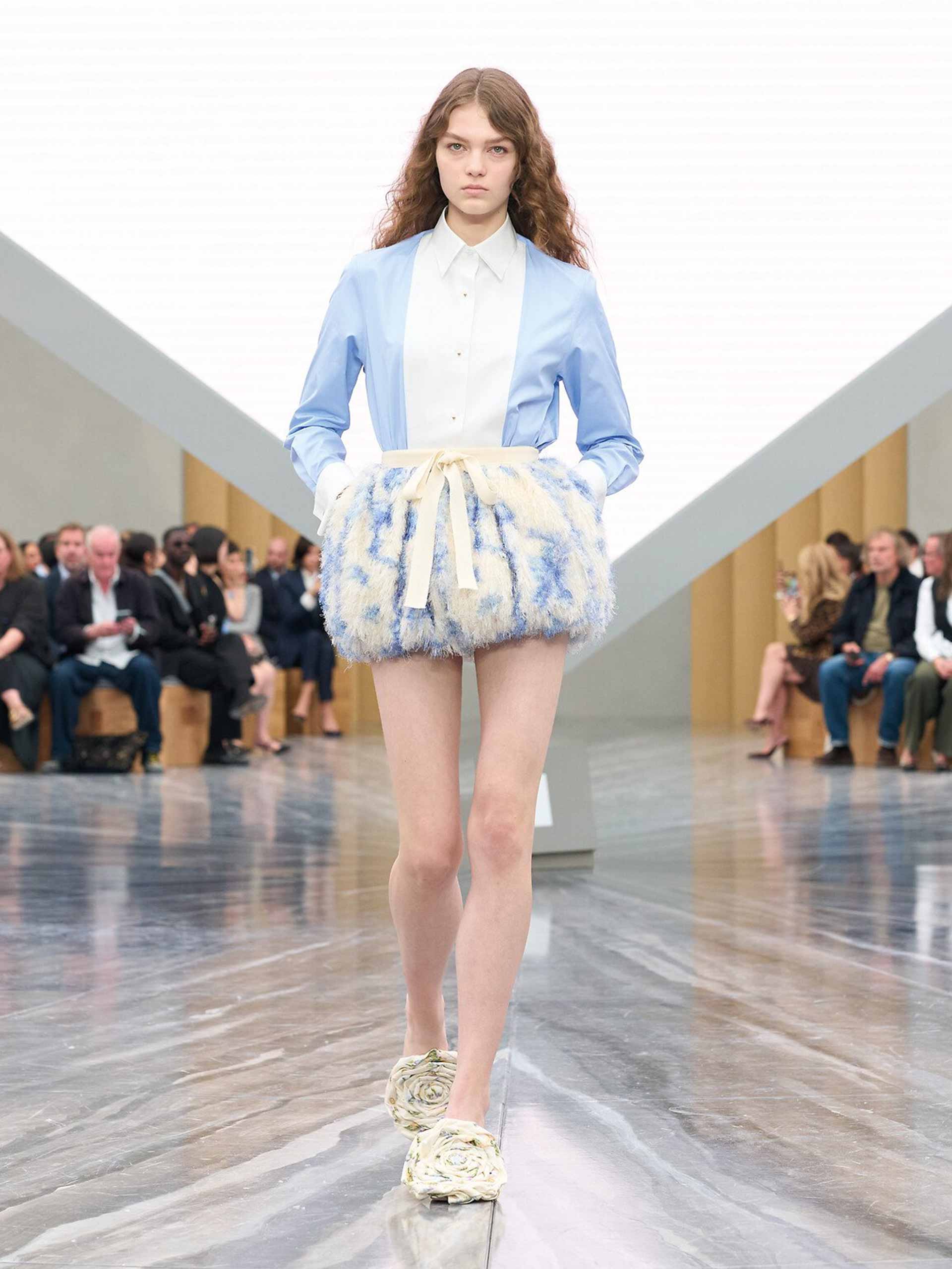 bydesigner-holding-dior-ss26-1 Image: Dior SS26