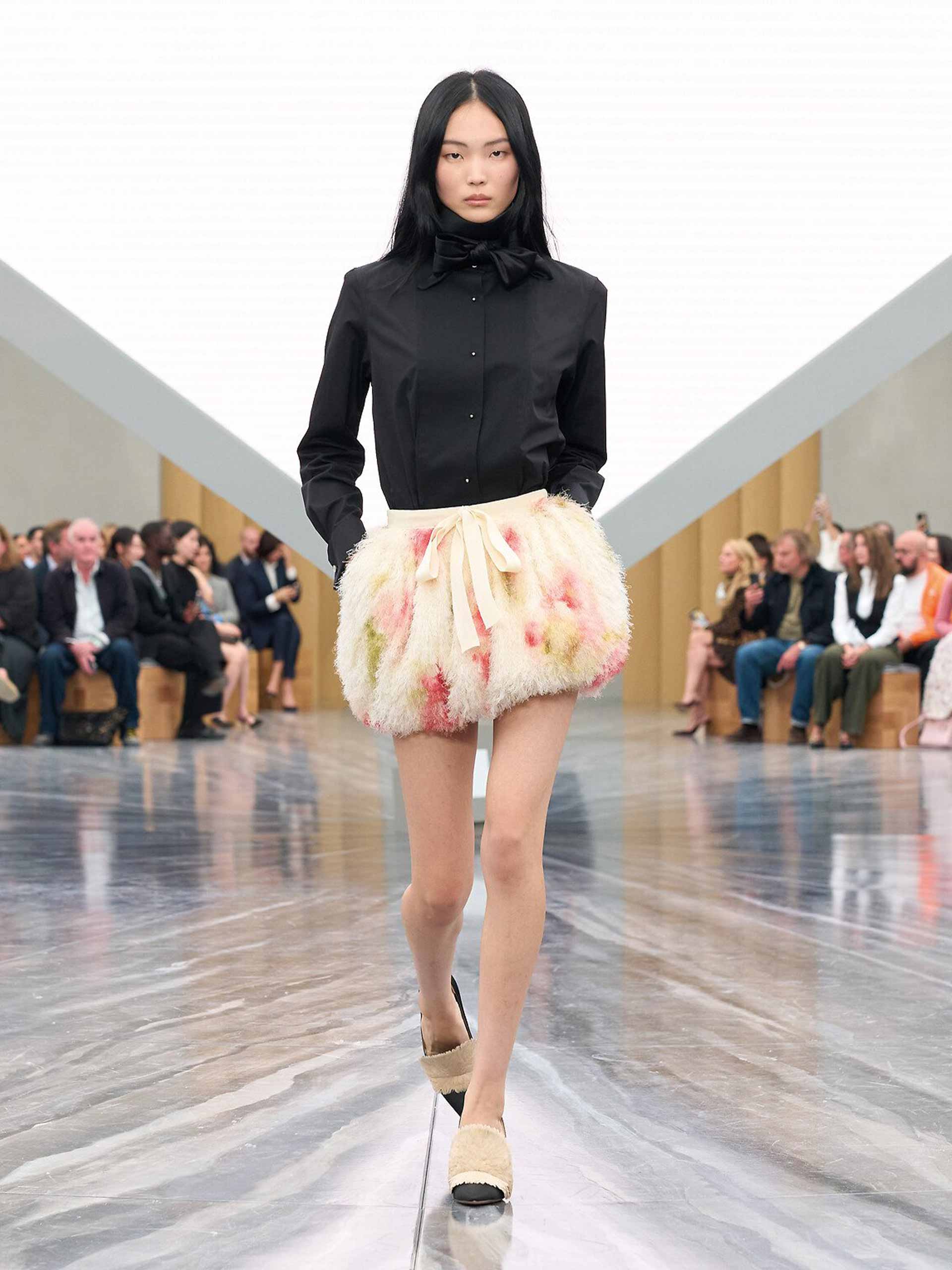 bydesigner-holding-dior-ss26-2 Image: Dior SS26