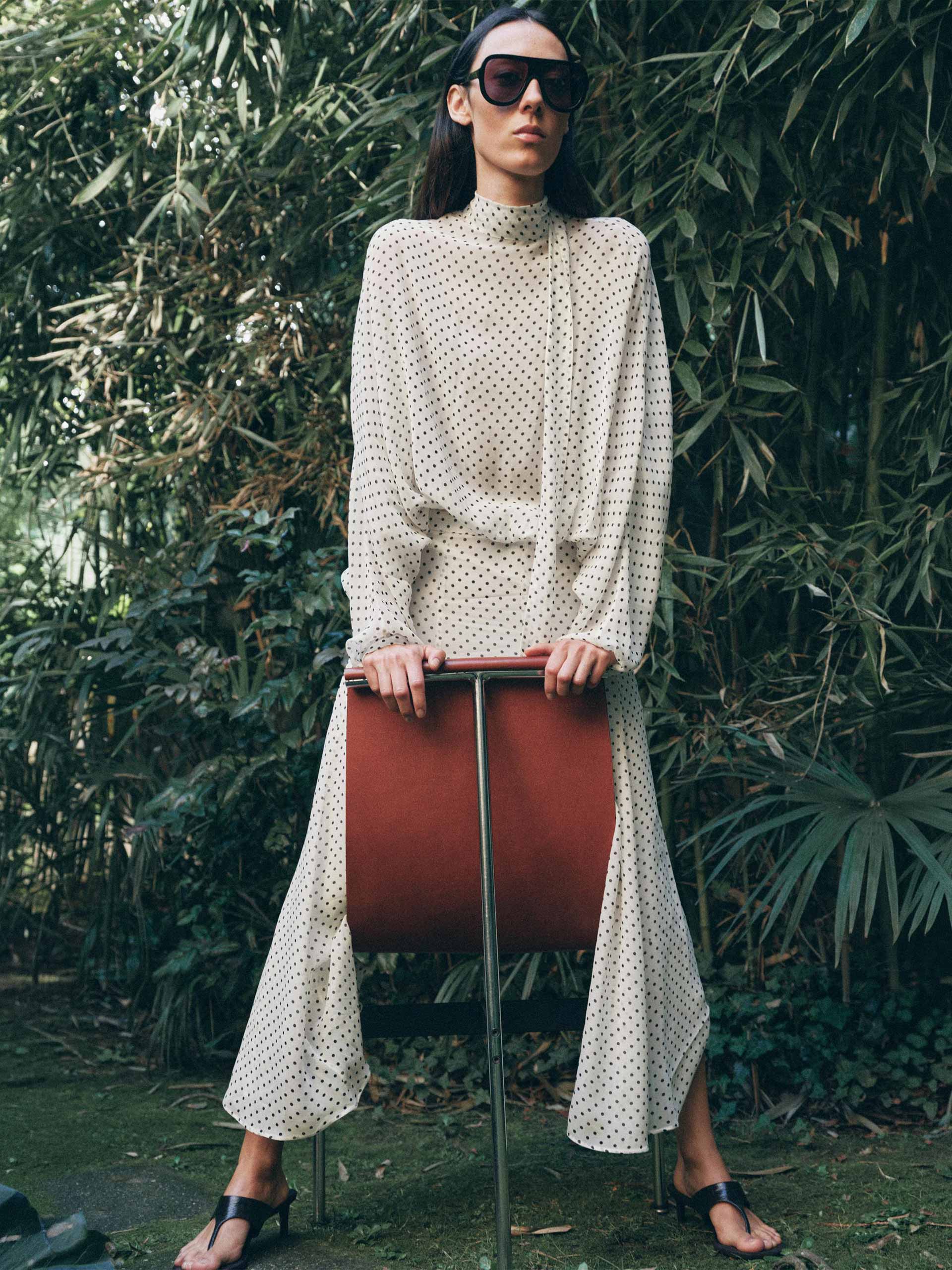 polka-dot-holding-zara