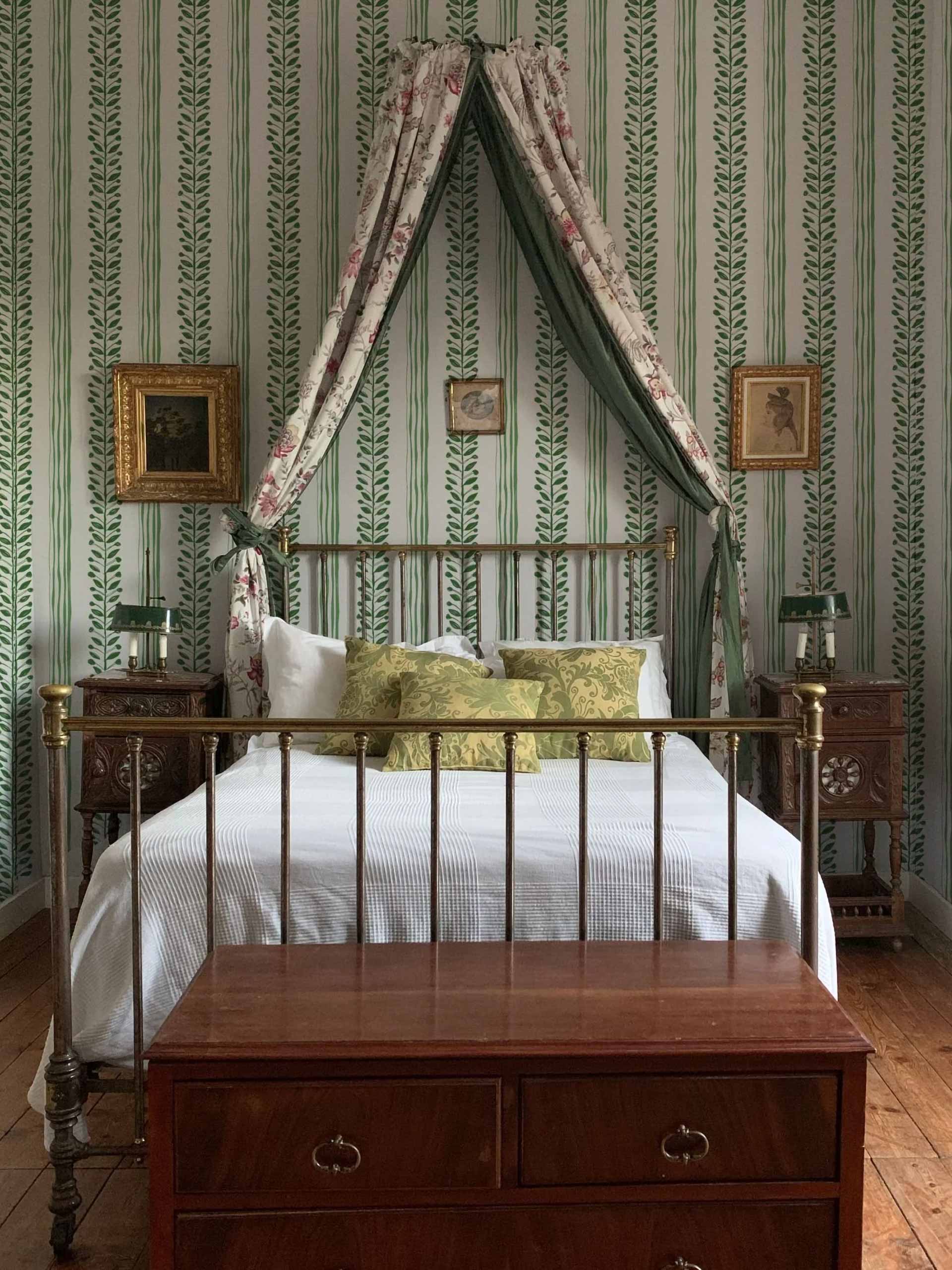 roomrefresh-holding-bed-annika-reed Image: Annika Reed