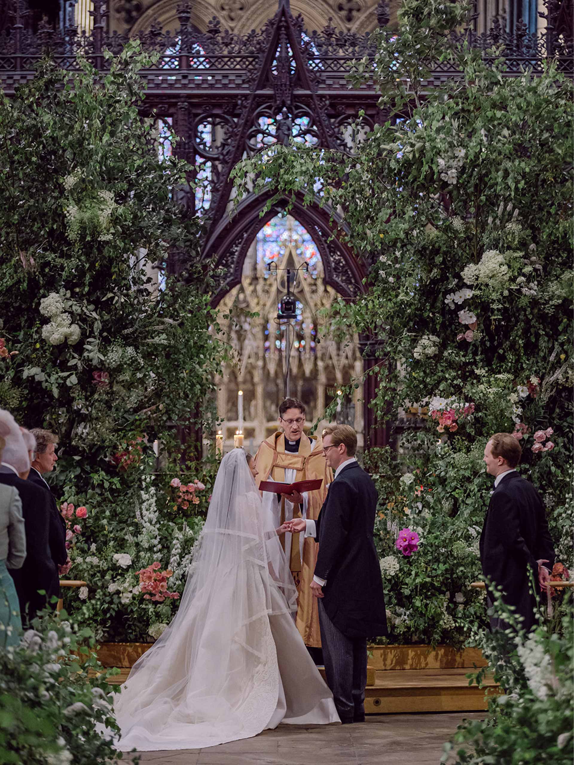 brideguide-florist-lucy-vail Image: Lara Arnott Photography, flowers by Lucy Vail