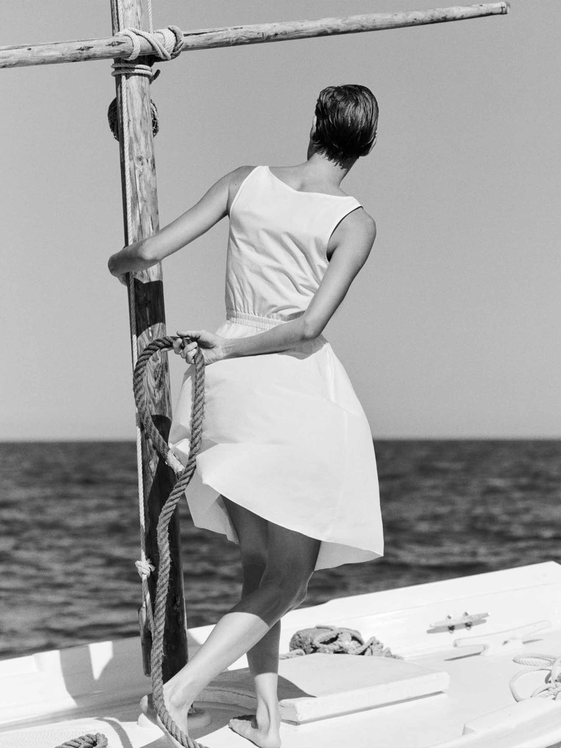 white-holding-matteau