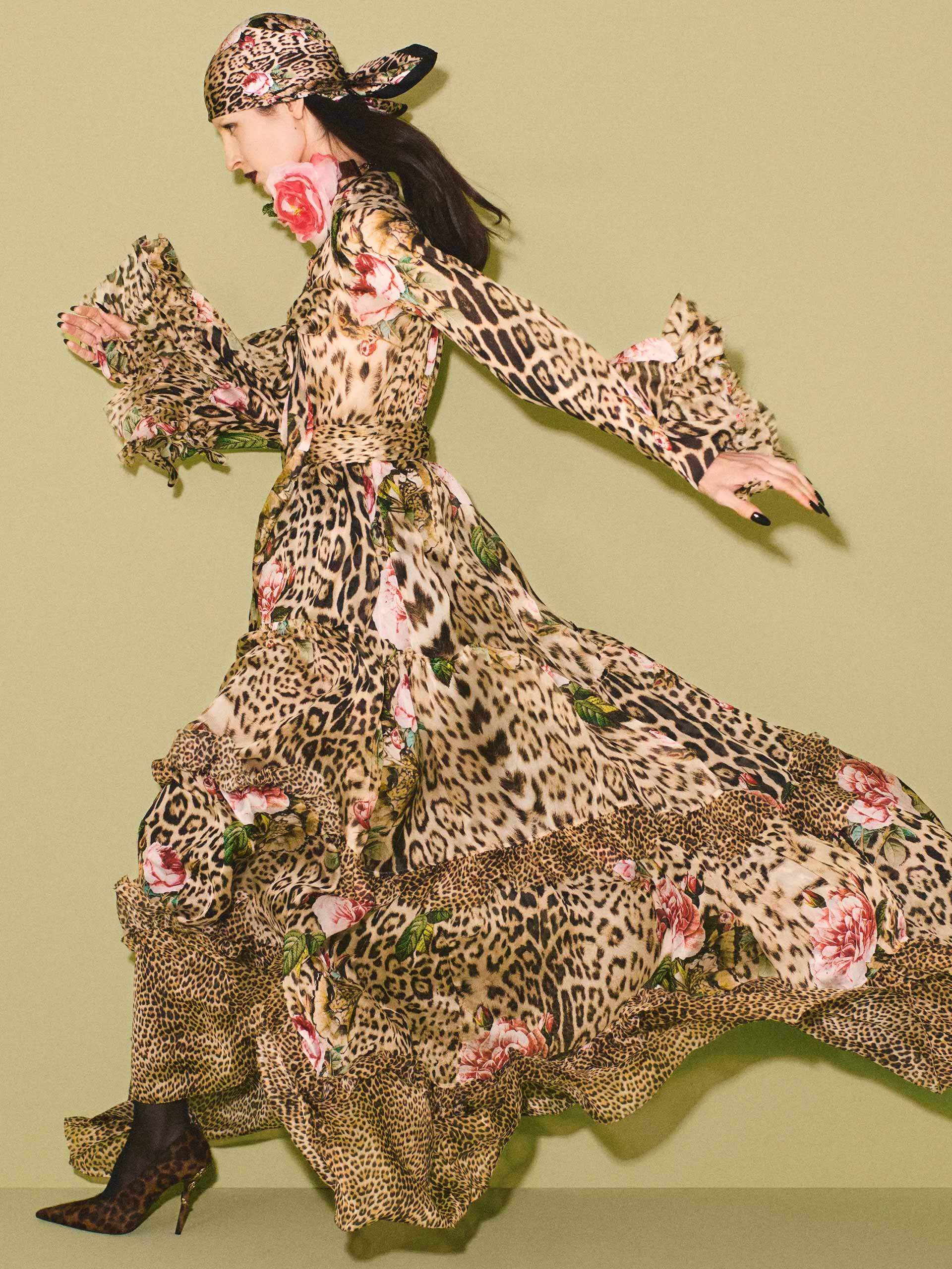 italia-girl-holding-roberto-cavalli-prefall26