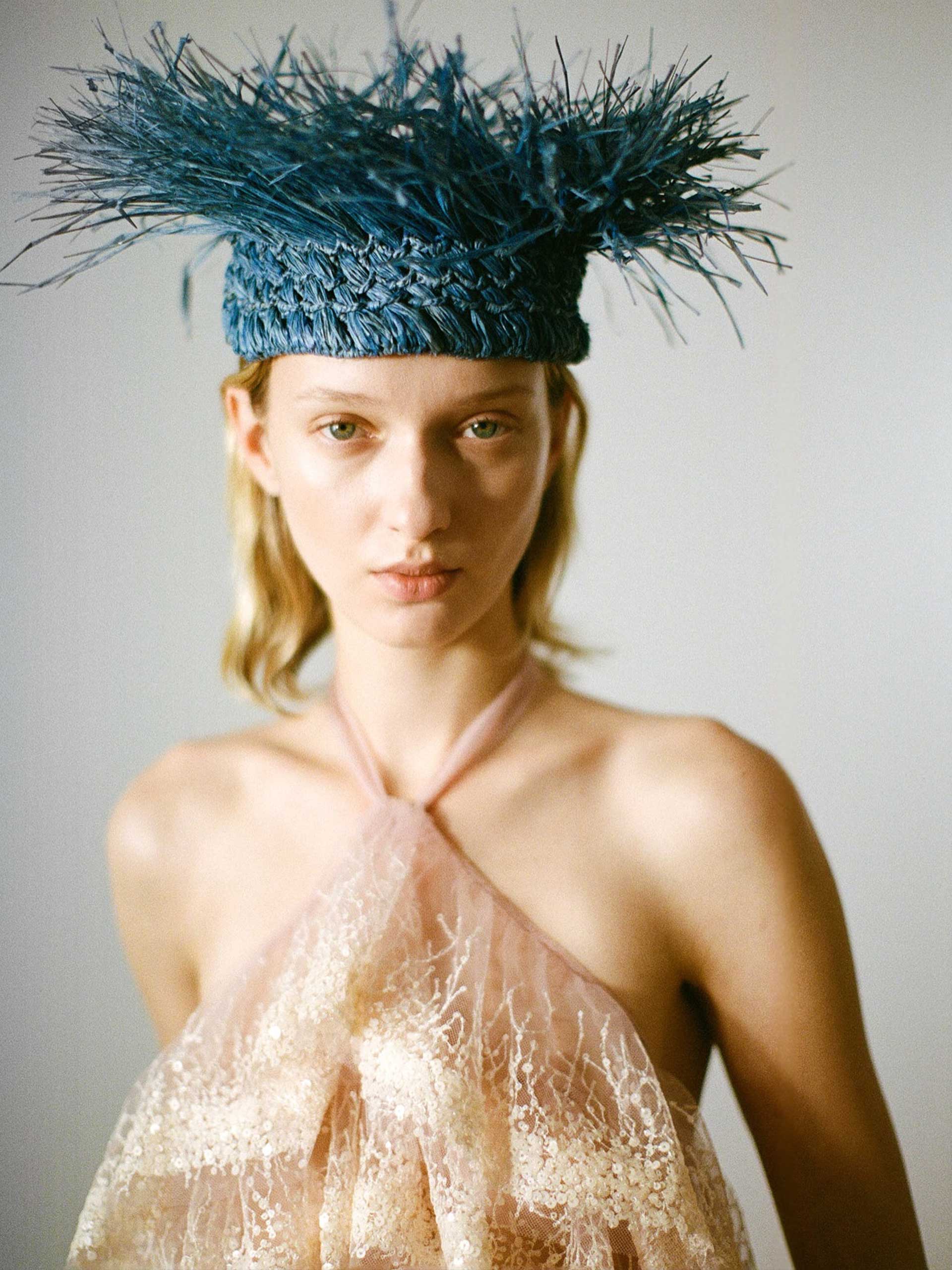 blue-holding-aknvas-pf26 Image: Aknvas/Prefall 26