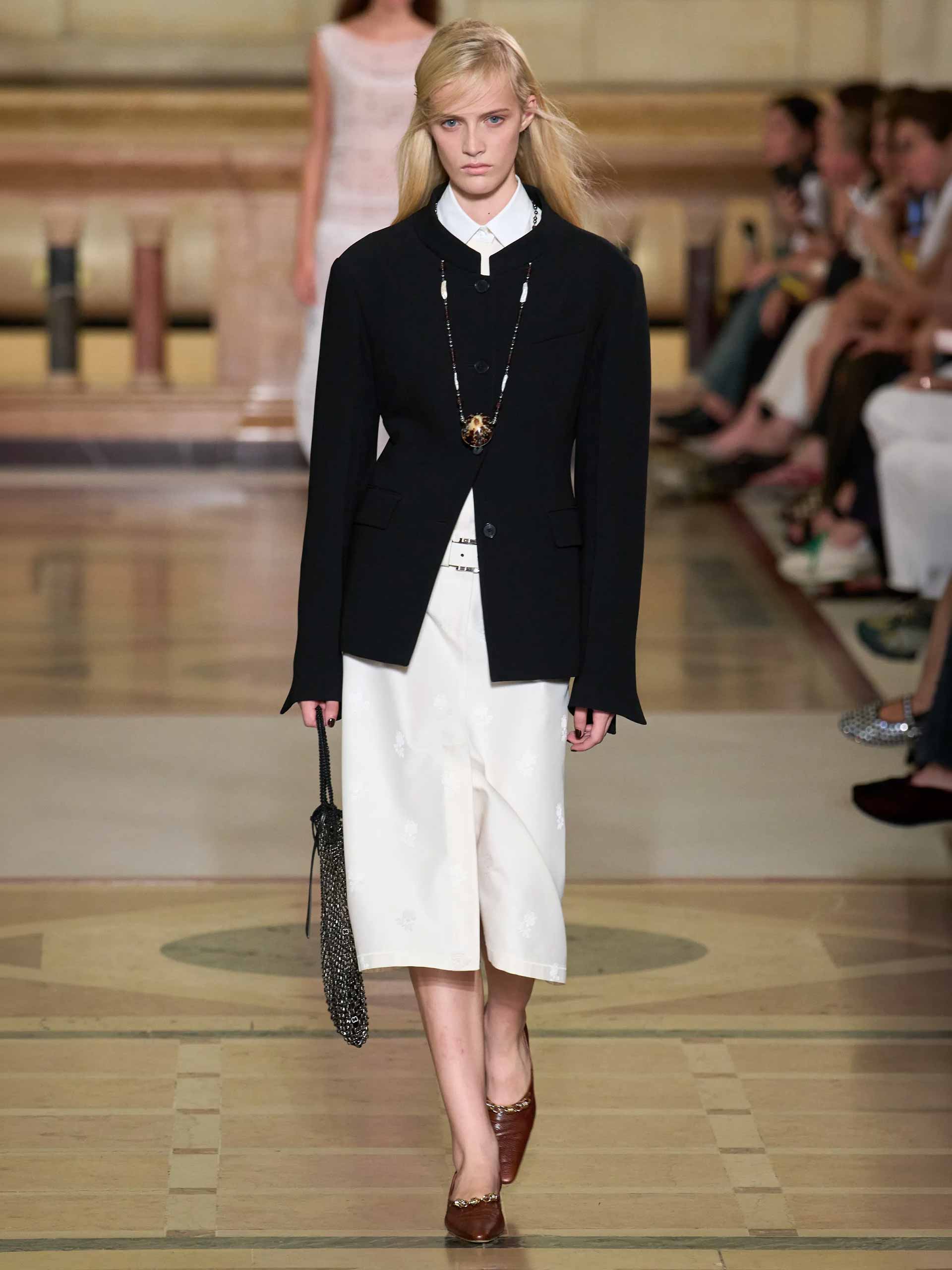 mono-holding-ss26-toryburch Image: Tory Burch SS26