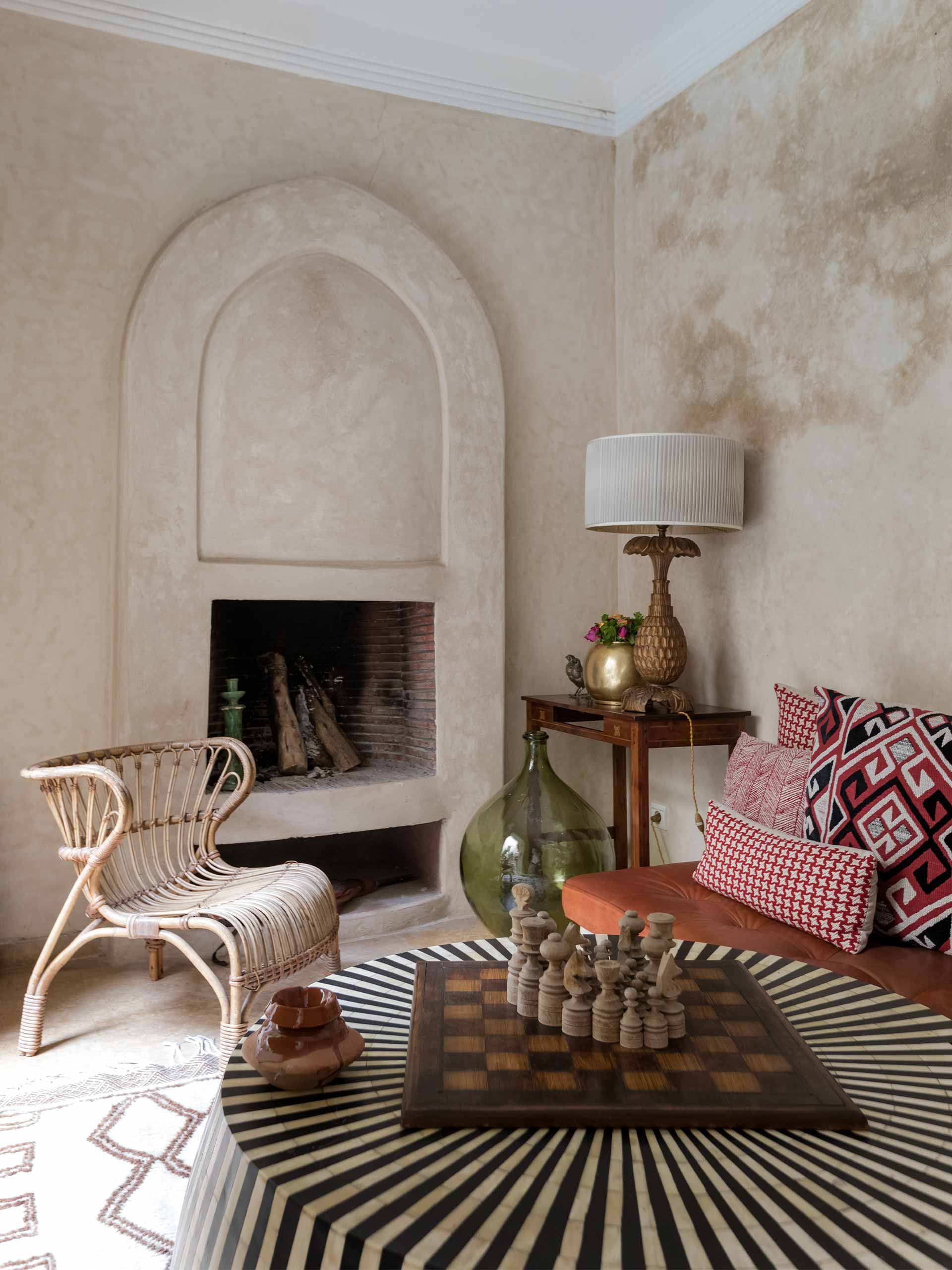 lighting-holding-el-fenn-cecile-perrinet-lhermitte Image: El Fenn/Cécile Perrinet Lhermitte